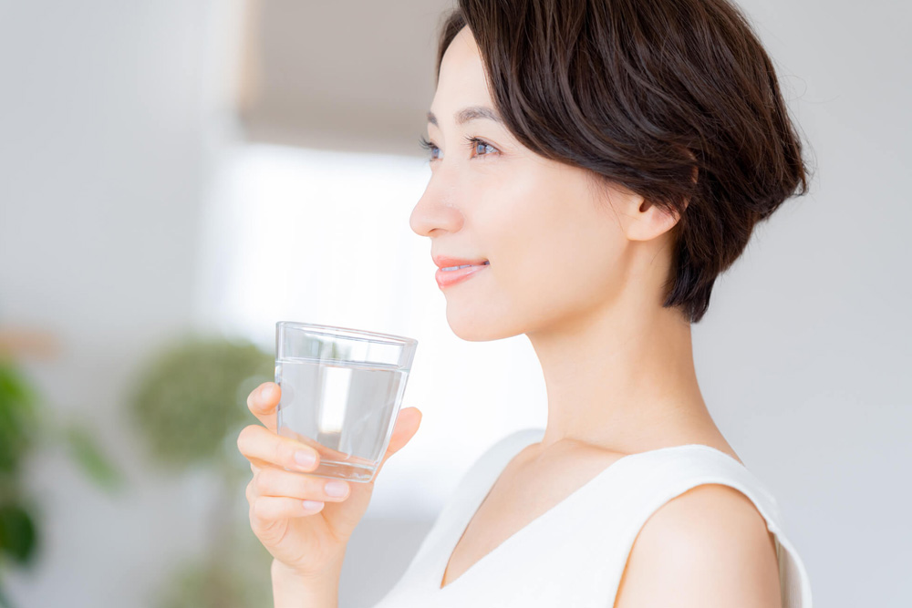 美肌づくりには水の飲み方も大切！お肌のための水分補給の方法とタイミングとは？