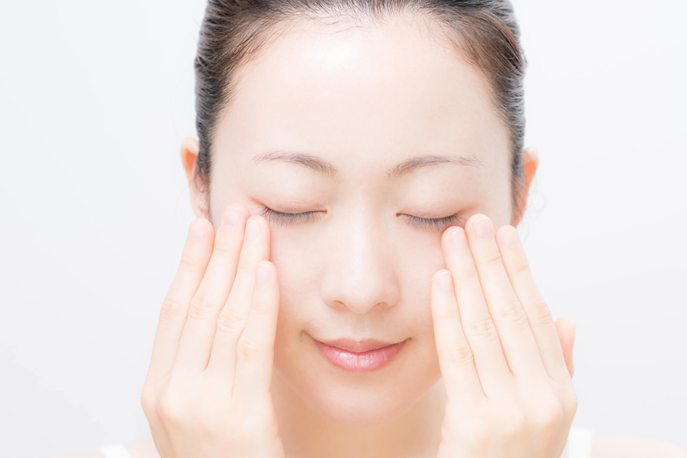 目の下のたるみの原因は？予防・改善に向けた対策やセルフケアをご紹介！