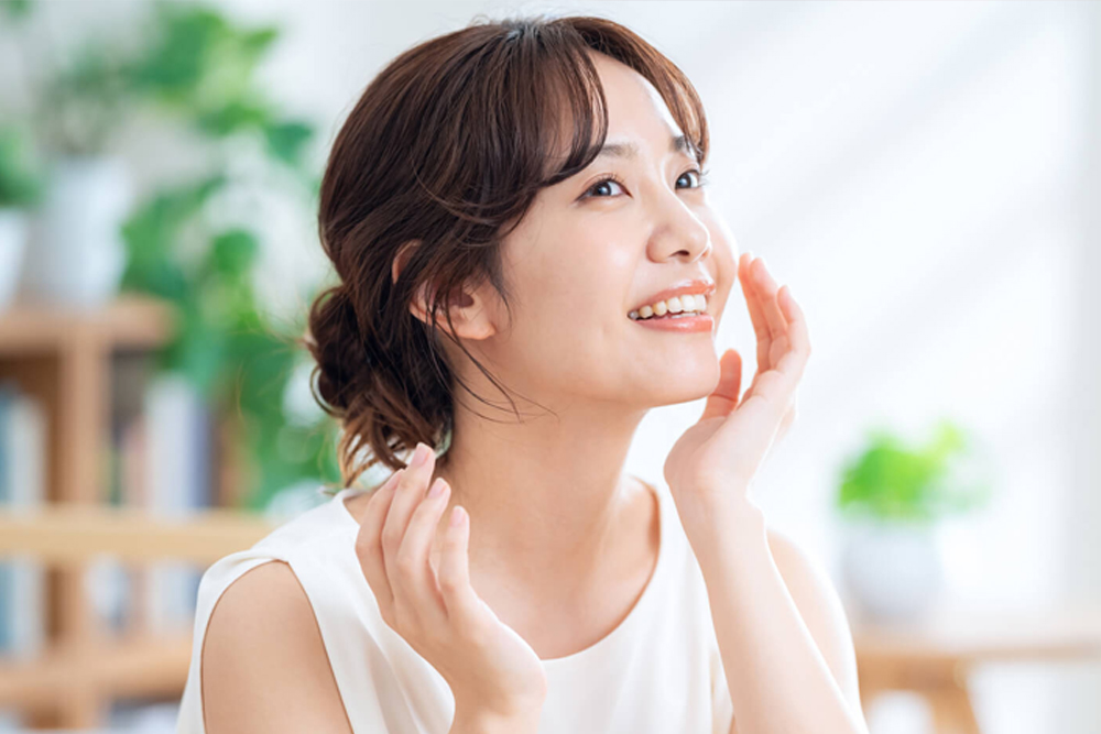 秋の乾燥に負けない「ツヤ肌」の仕込み方。スキンケアのやり方とメイクのコツを解説