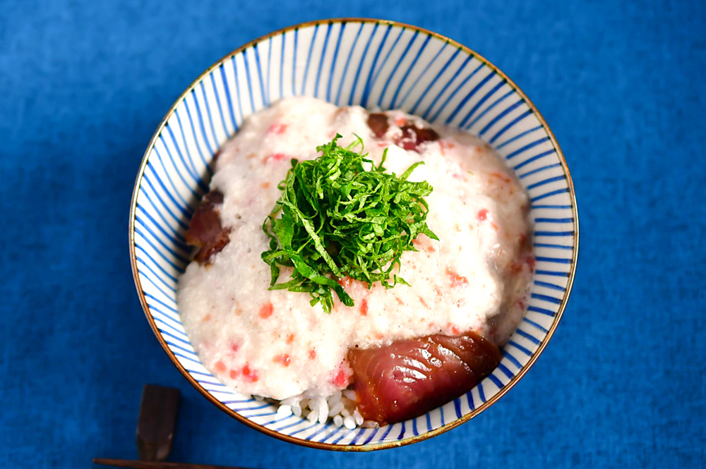 初かつおと梅の漬け丼