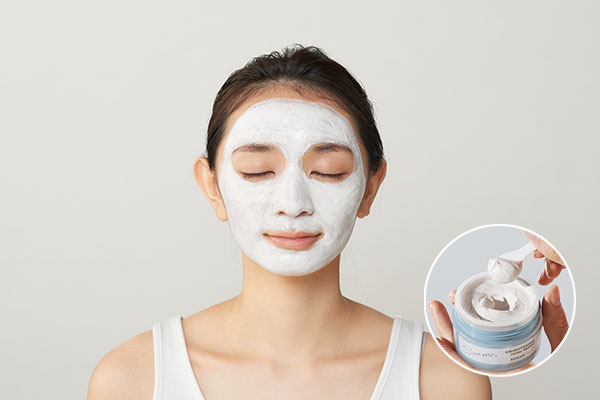 付属のスパチュラでさくらんぼ1粒大*を取り、目の周りを避けて濡れた顔に直接塗布し、10秒程度パックします。